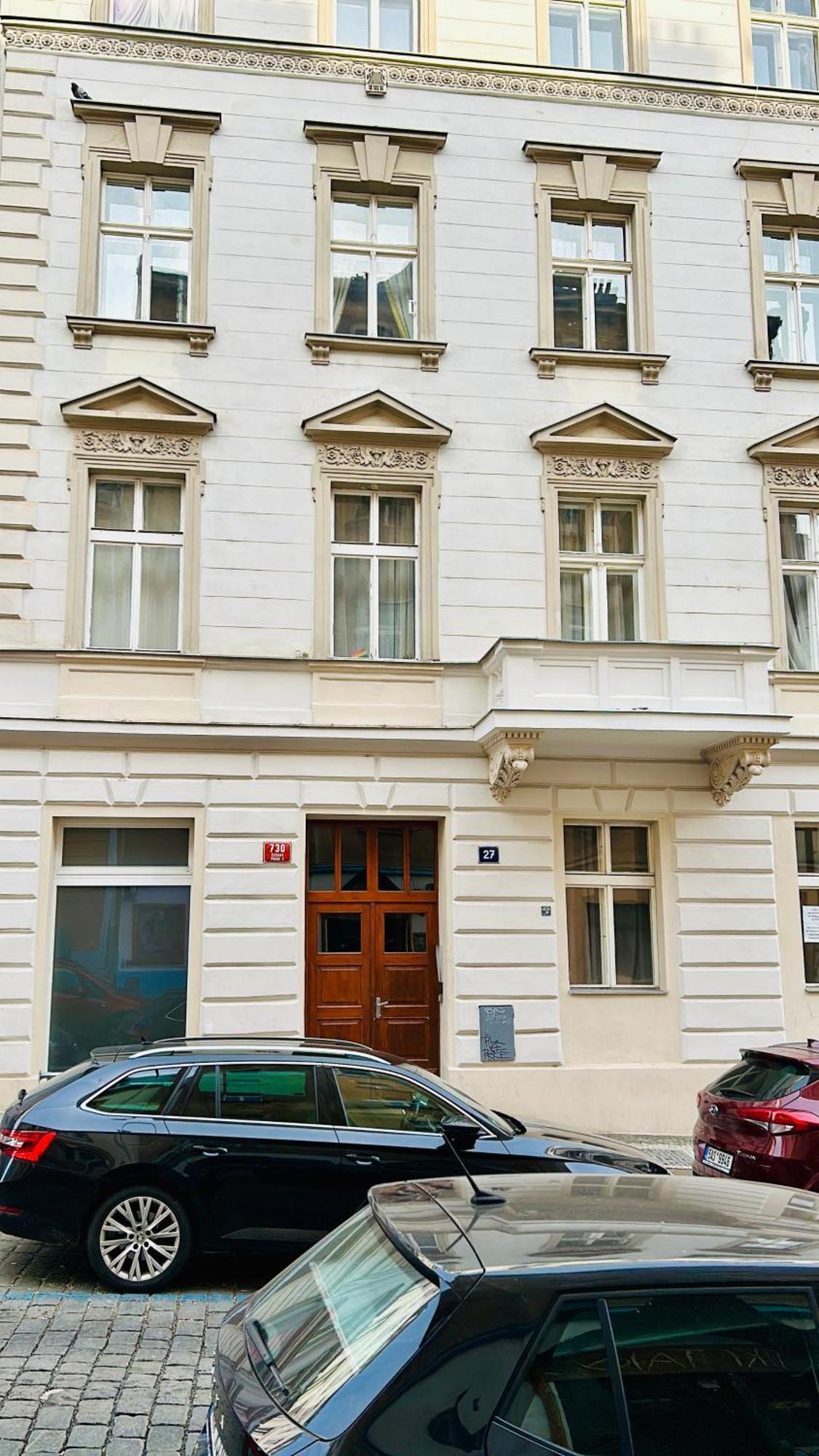 Green Balcony & King Size Bed Praha Bagian luar foto